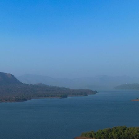 Ekam Lake House By Stayvista With Mountain & Lake Views, Outdoor Jacuzzi, Sauna, Modern Amenities & Kitchen Garden بونة المظهر الخارجي الصورة