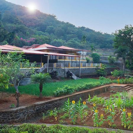 Ekam Lake House By Stayvista With Mountain & Lake Views, Outdoor Jacuzzi, Sauna, Modern Amenities & Kitchen Garden بونة المظهر الخارجي الصورة