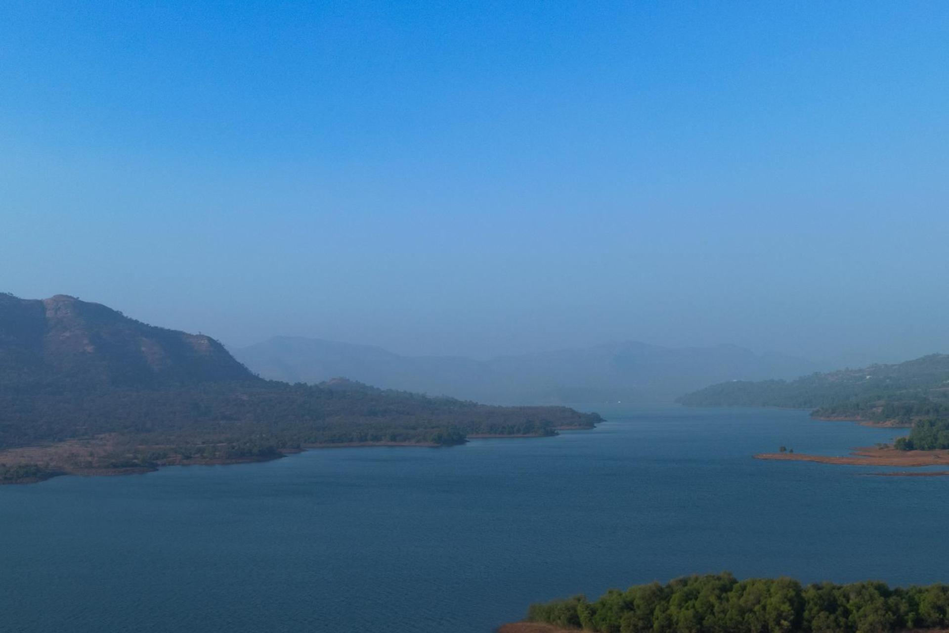 Ekam Lake House By Stayvista With Mountain & Lake Views, Outdoor Jacuzzi, Sauna, Modern Amenities & Kitchen Garden بونة المظهر الخارجي الصورة