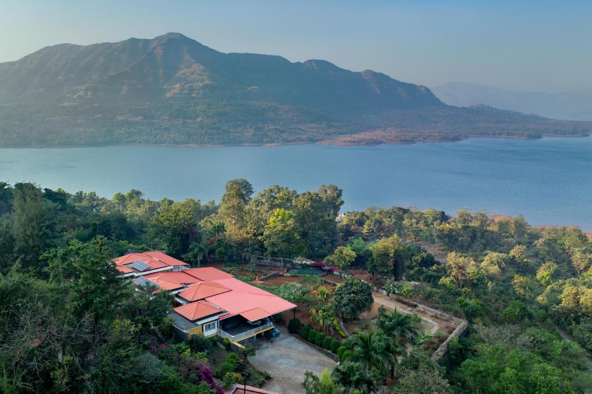 Ekam Lake House By Stayvista With Mountain & Lake Views, Outdoor Jacuzzi, Sauna, Modern Amenities & Kitchen Garden بونة المظهر الخارجي الصورة