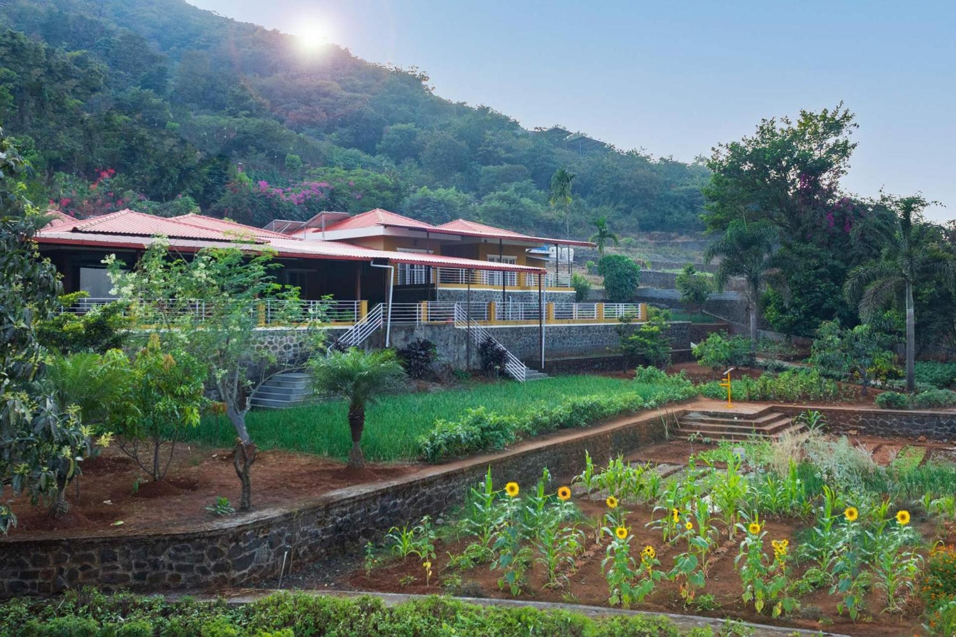 Ekam Lake House By Stayvista With Mountain & Lake Views, Outdoor Jacuzzi, Sauna, Modern Amenities & Kitchen Garden بونة المظهر الخارجي الصورة