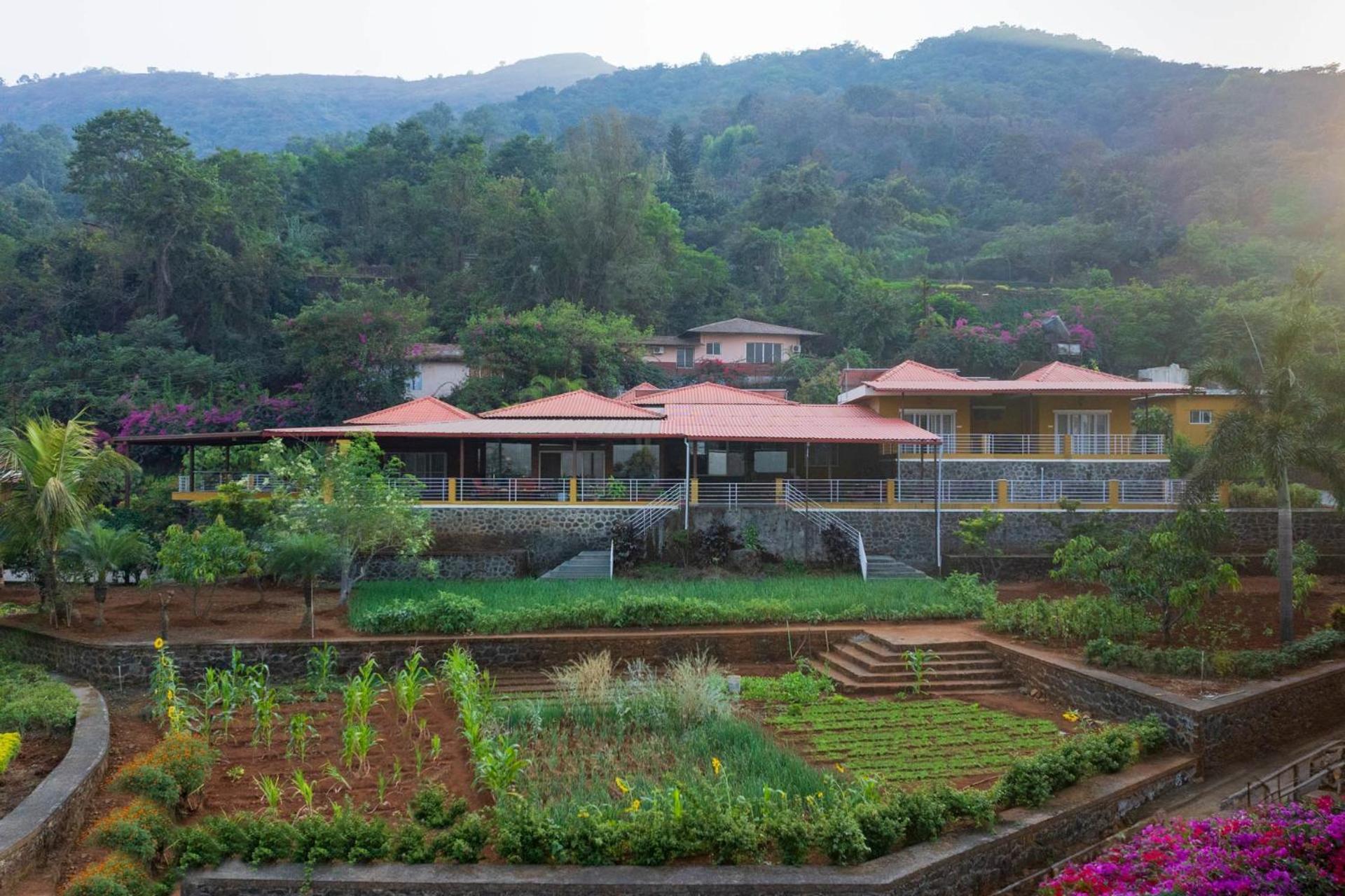 Ekam Lake House By Stayvista With Mountain & Lake Views, Outdoor Jacuzzi, Sauna, Modern Amenities & Kitchen Garden بونة المظهر الخارجي الصورة